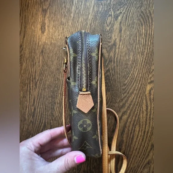 Louis Vuitton Vintage Danube with newer LV strap - Picture 7 of 16